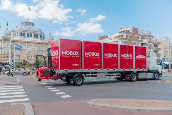 Mobox vrachtwagen voor Kurhaus Den Haag